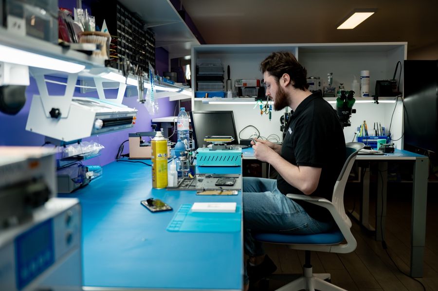 FIXNOW werkplaats — microsolderen
